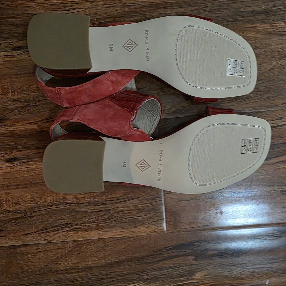 Donald Pilner Women's Vixi Sandal In Red. Size 9 Brand New. Smoke Free Home - Picture 4 of 9